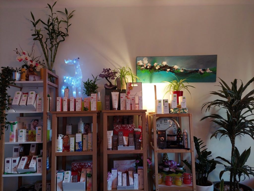 Les étagères de produits bio entourées de plantes
