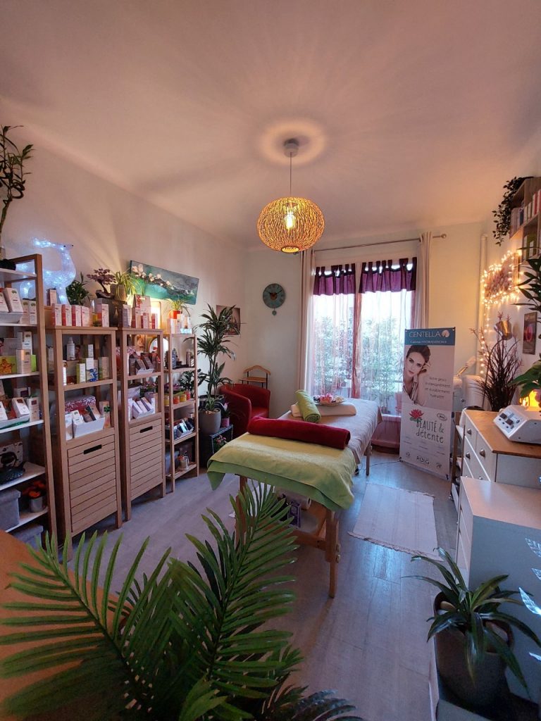La cabine de soins, sa table de massage et sa suspension en osier